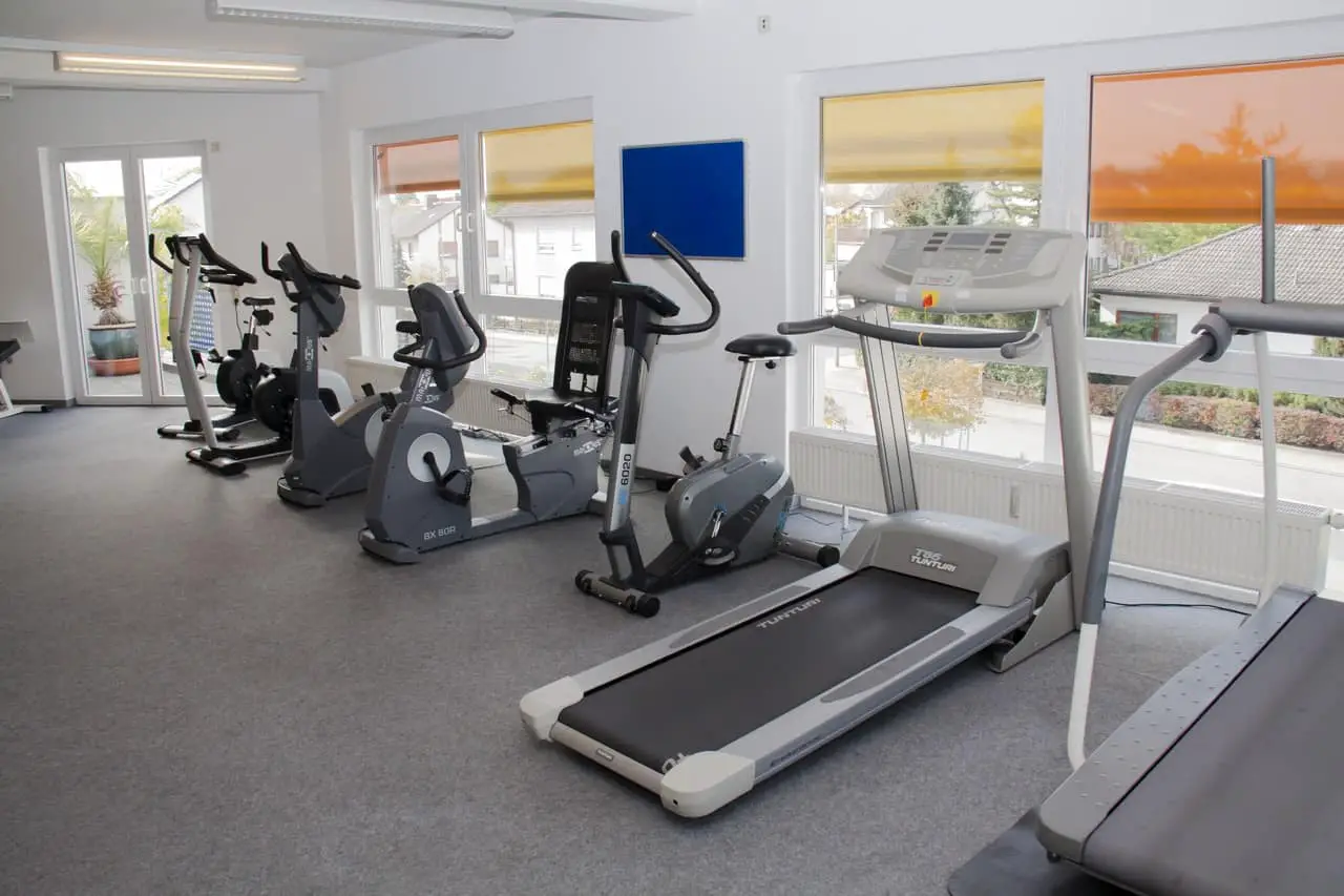 Elliptical vs. treadmill: a gym that has both